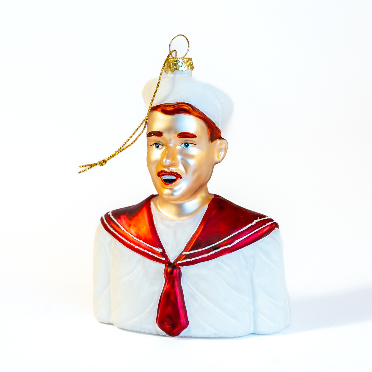 Fagott julekule 2025 fra HEIM Studio – håndmalt glassfigur i hvit og magenta matrosdress med rødt hår og bart, laget i samarbeid med Oslo Fagottkor.