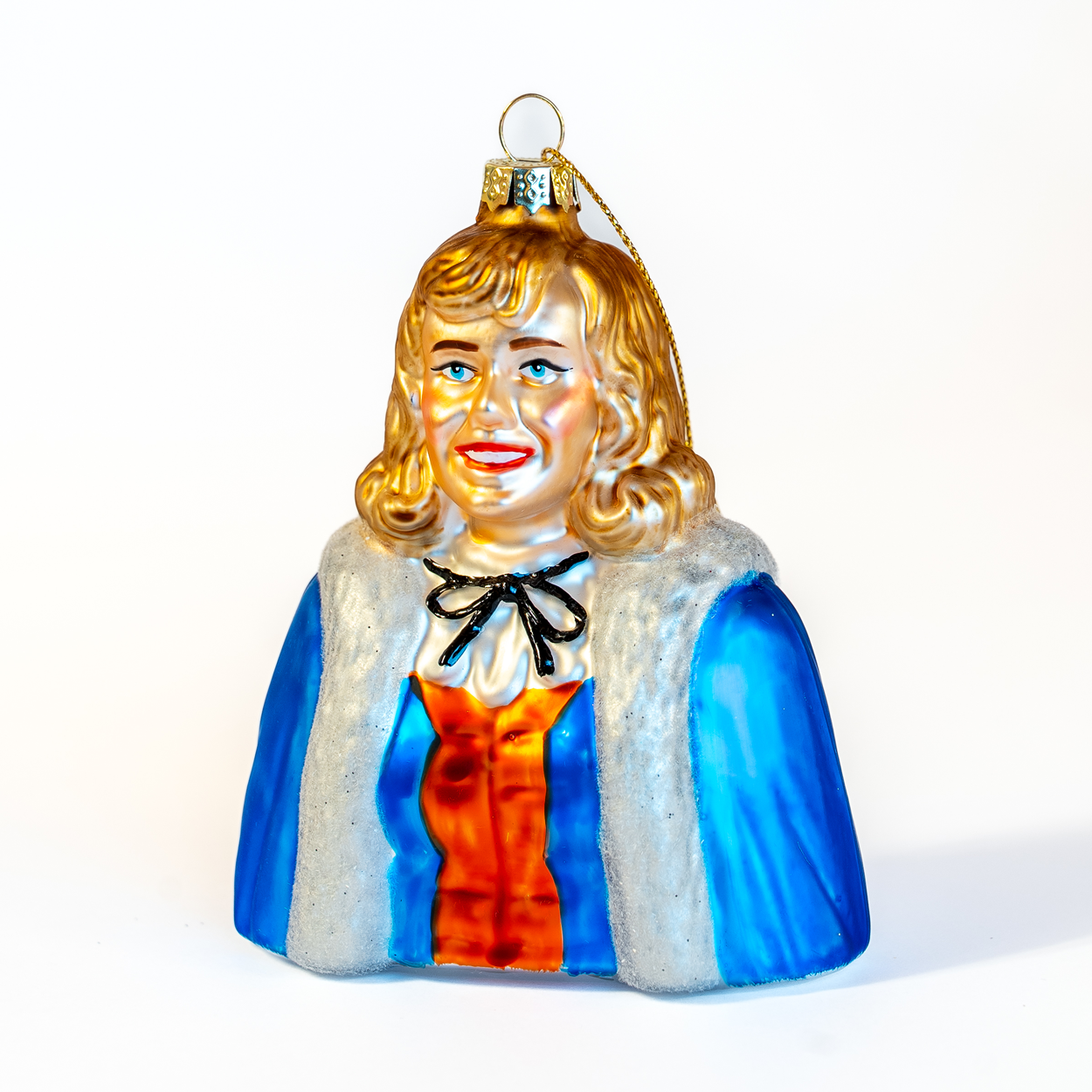 Julestjerna julekule fra HEIM Studio – håndmalt glassfigur med blondt hår, blå kappe og rød kjole. Inspirert av Hanne Kroghs ikoniske karakter.