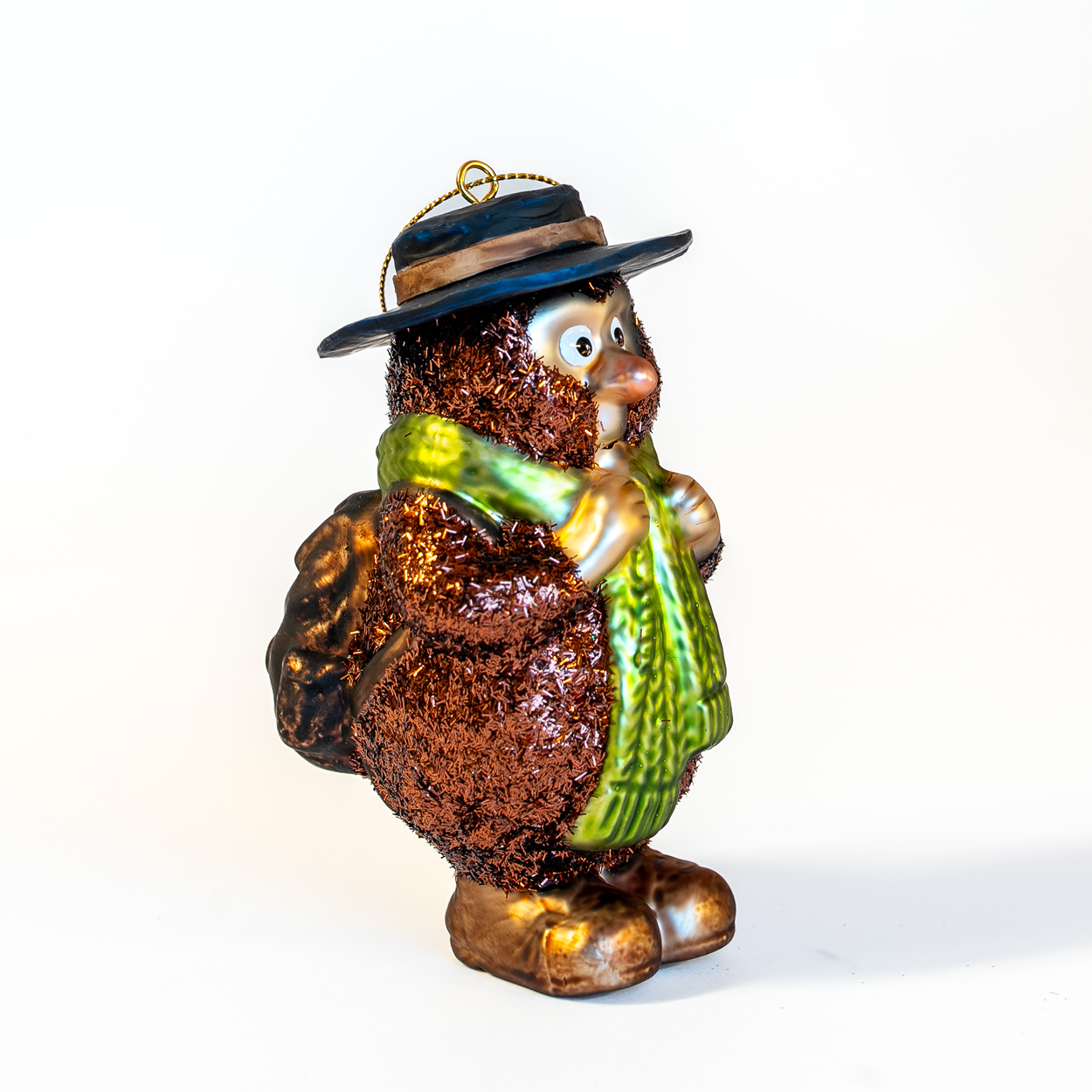 HEIM Studio julekule – Ludvig fra Flåklypa i håndmalt glass, sett fra siden med hatt, grønt skjerf og detaljert teksturert kropp.