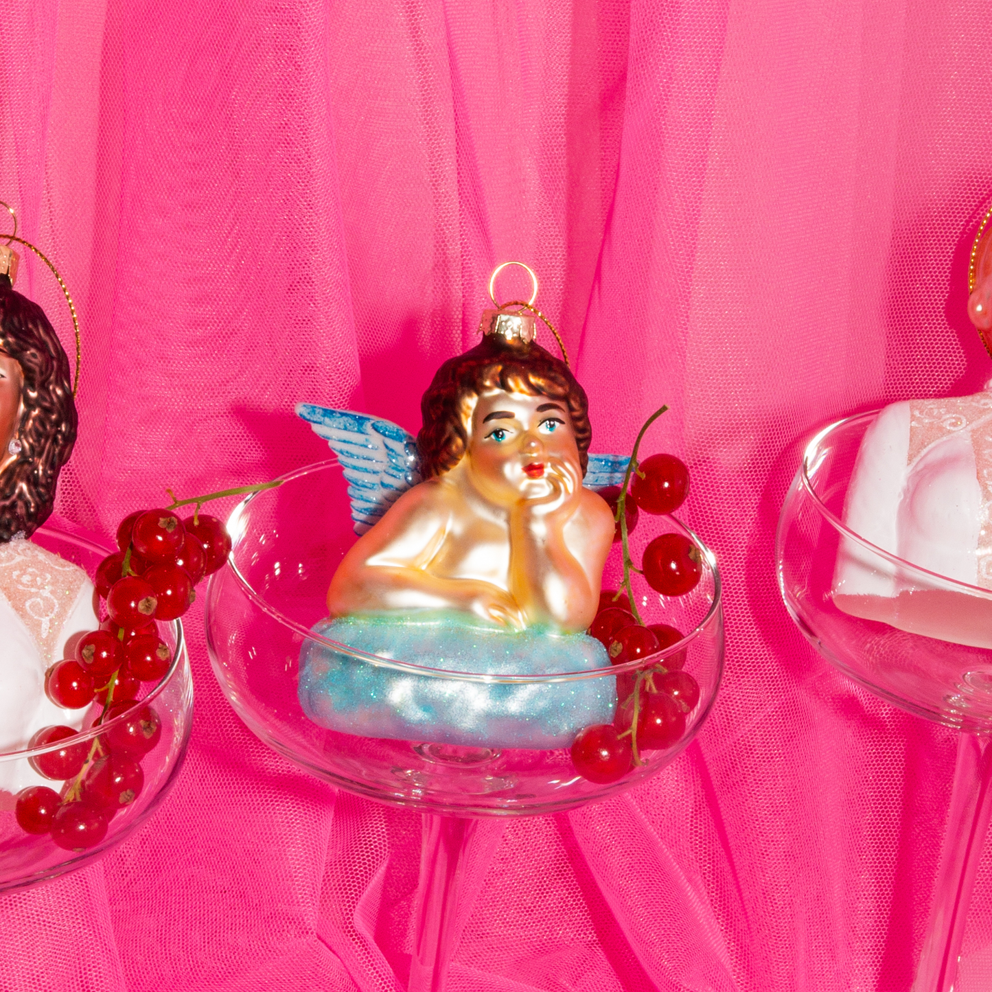 Håndmalt engel julekule i glass – retro julepynt fra HEIM Studio, 8 cm, på rosa bakgrunn med røde bær.