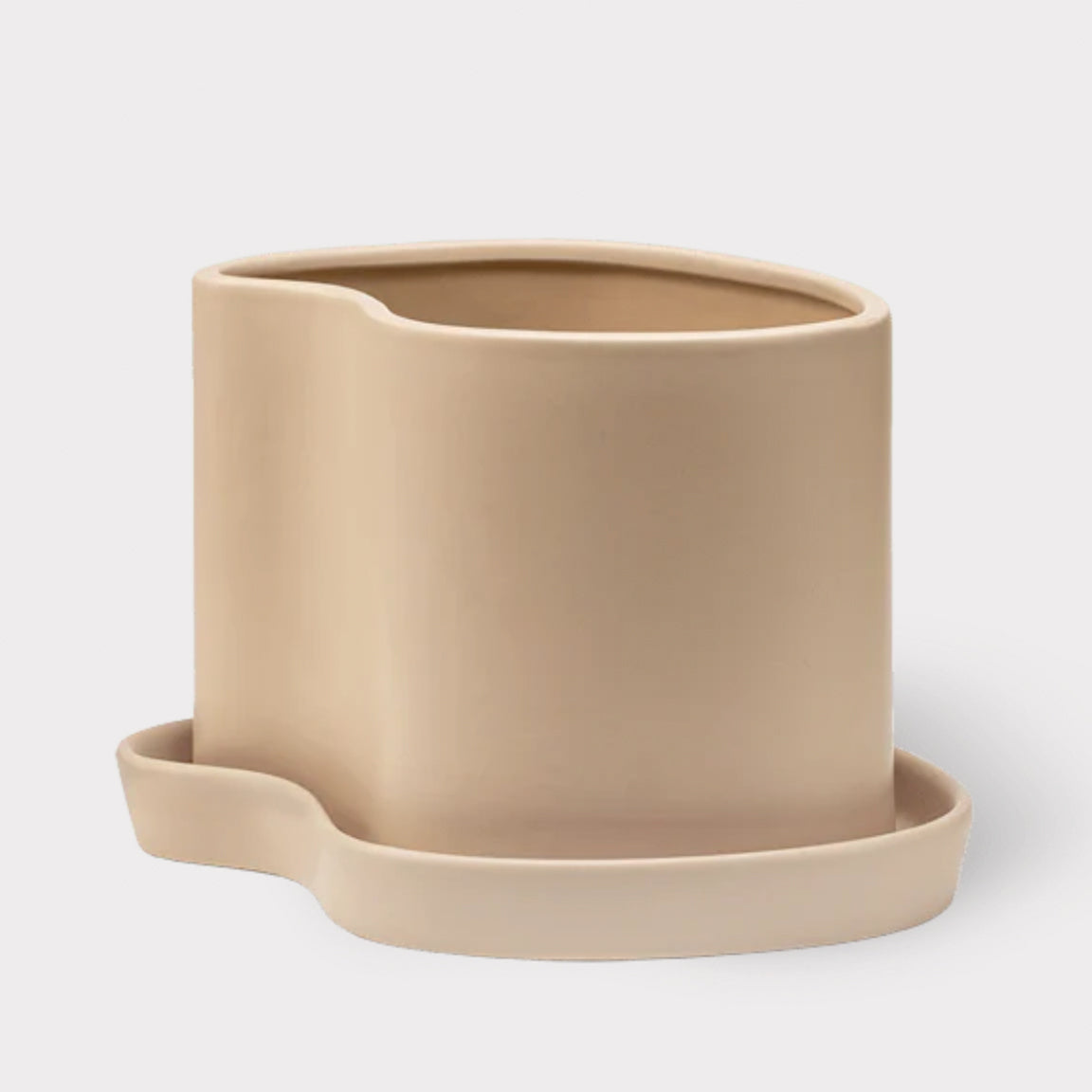 Silouet blomsterpotte i fra Stences. Blomsterpotten er i en nydelig organisk form, i en klassisk sandfarge. Matt finish. Matchende tallerken til å ha under potten.