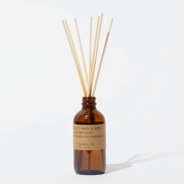 Amber and moss diffuser fra P.F. Candle Co. Diffuseren er i brunt glass, og er en liten flaske. Putte duftpinnene oppi for å spre deilig duft til rommet.