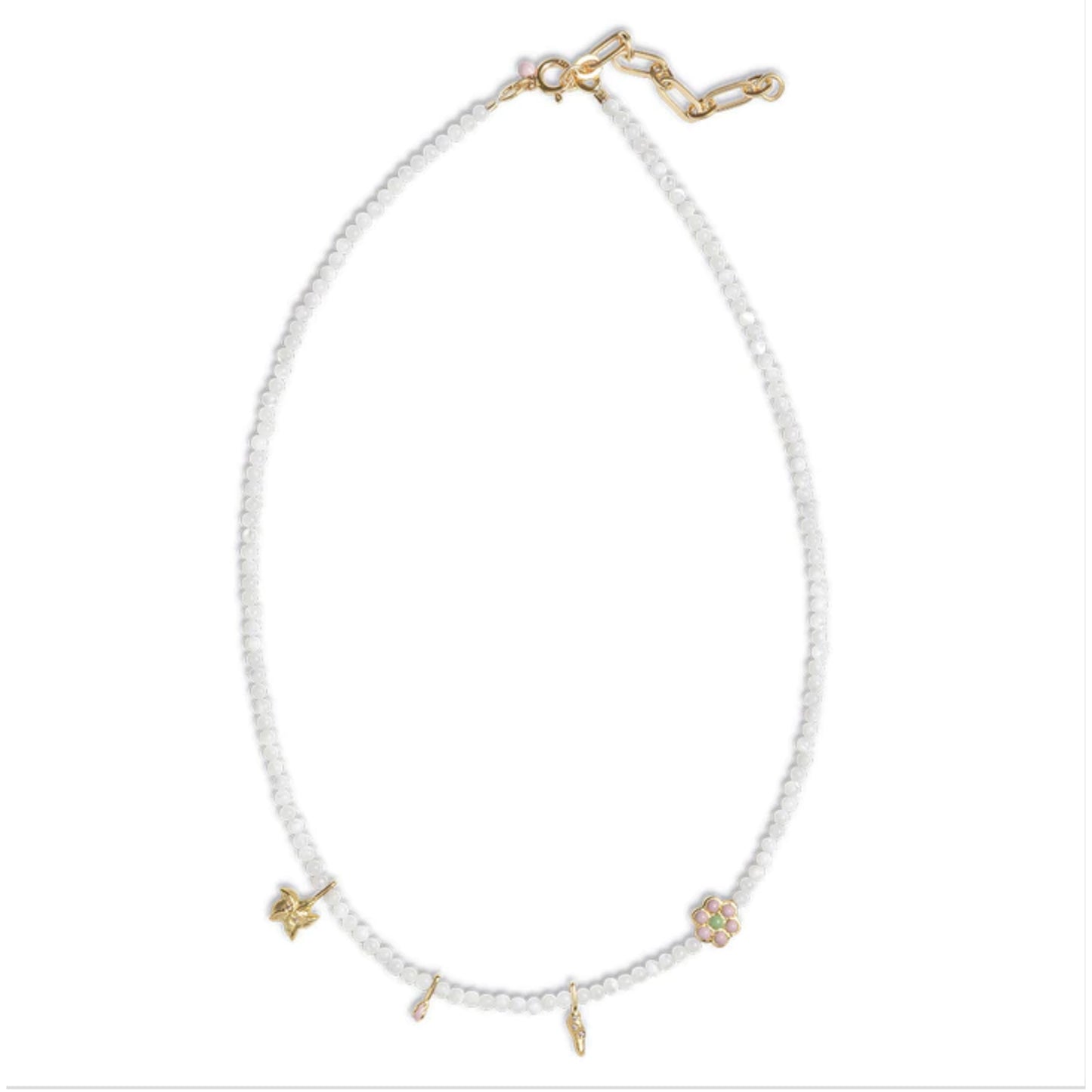Aruba pearl halskjede i fra Enamel Copenhagen. Halskjedet er dekket av hvite perler, med fire anheng som minner som Aruba sin avslappede stemning.