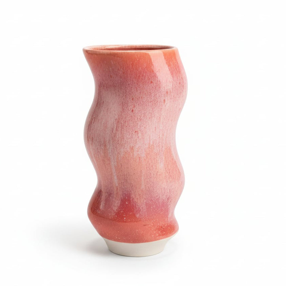 Hana Vase Wave Raspberry Large - By Studio Arhoj keramikvase med bølget form og rosa-rød glasur i håndlaget design