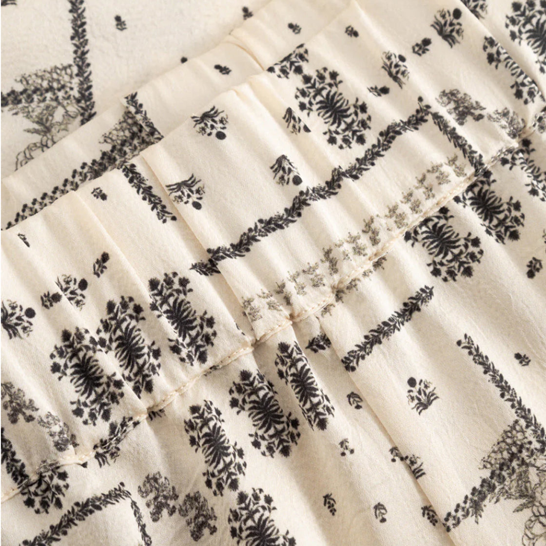 Skjorte Lirinna Dolly Ivory Print - By Noella med mønstret stoff og delikat halstørkle-detalj i kremfarge