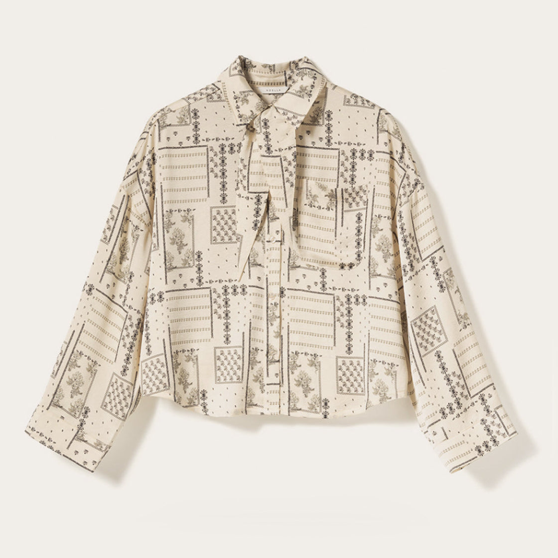 Skjorte Lirinna Dolly Ivory Print - By Noella med klassisk krage, halstørkle-detalj og langt mønstret stoff i kremfarge