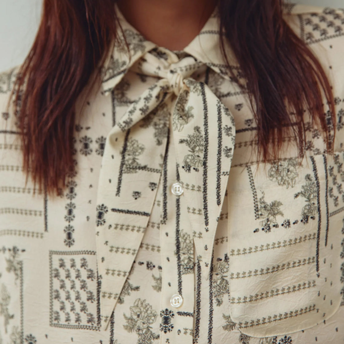 Skjorte Lirinna Dolly Ivory Print - By Noella med klassisk krage, halstørkle-detalj og mønster i kremfarge