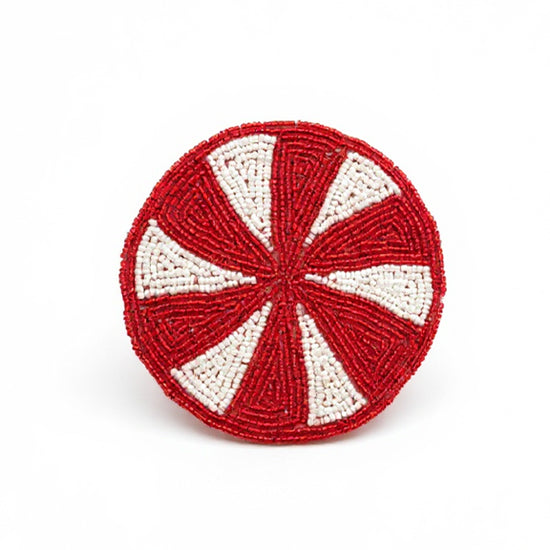 Drikkebrikker Grafisk Mønster Rød/Hvit - By HEIM Studio med rundt dekorativt perlemønster i rød og hvit