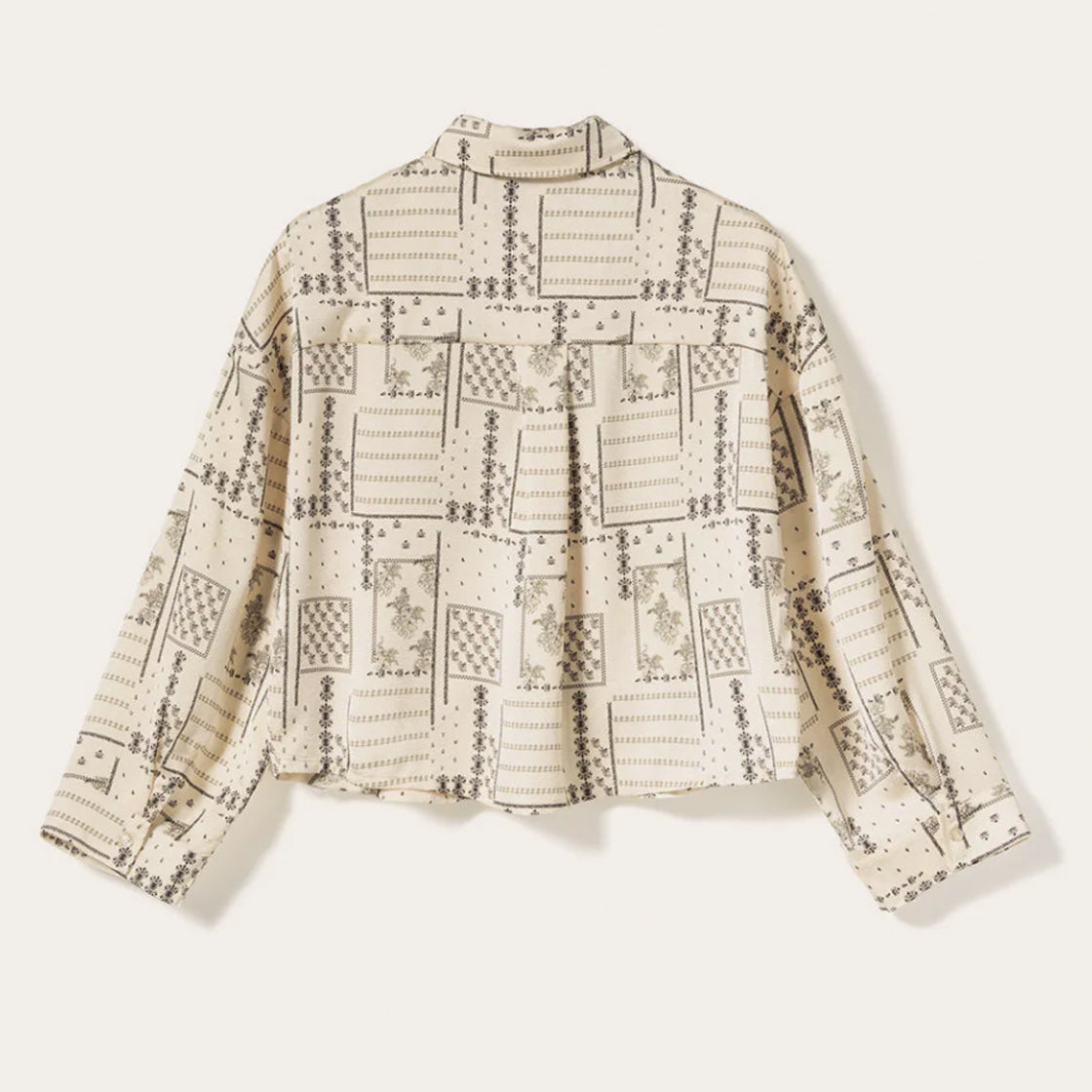 Skjorte Lirinna Dolly Ivory Print - By Noella med langt mønstret stoff, klassisk krage og delikate detaljer på kremfarget bakgrunn