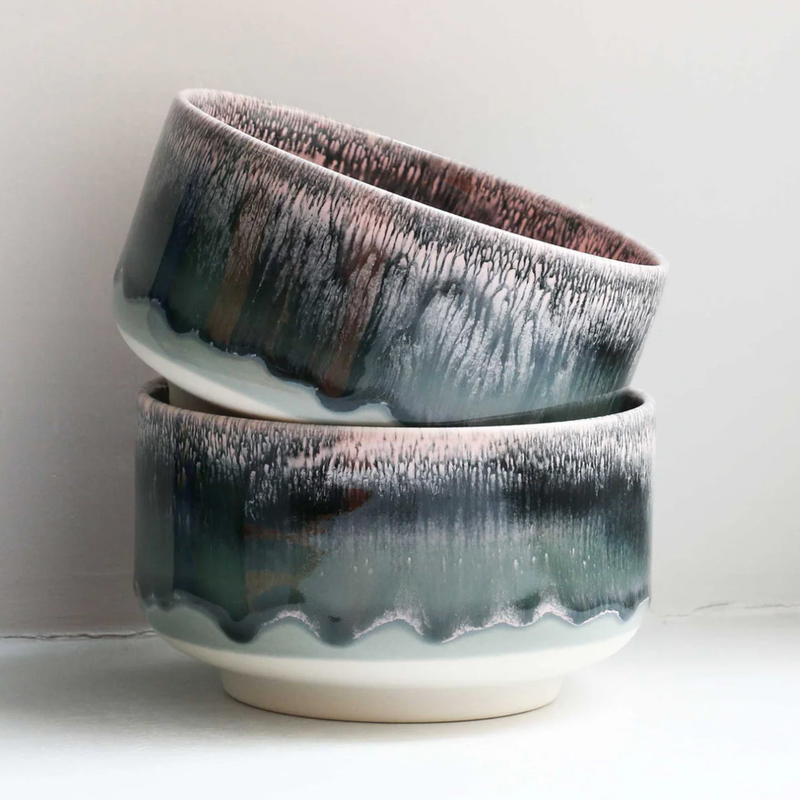 Munch Bowl Punk Blond - By Studio Arhoj med unik glasur i mørke og lyse nyanser og bred, stabil fot