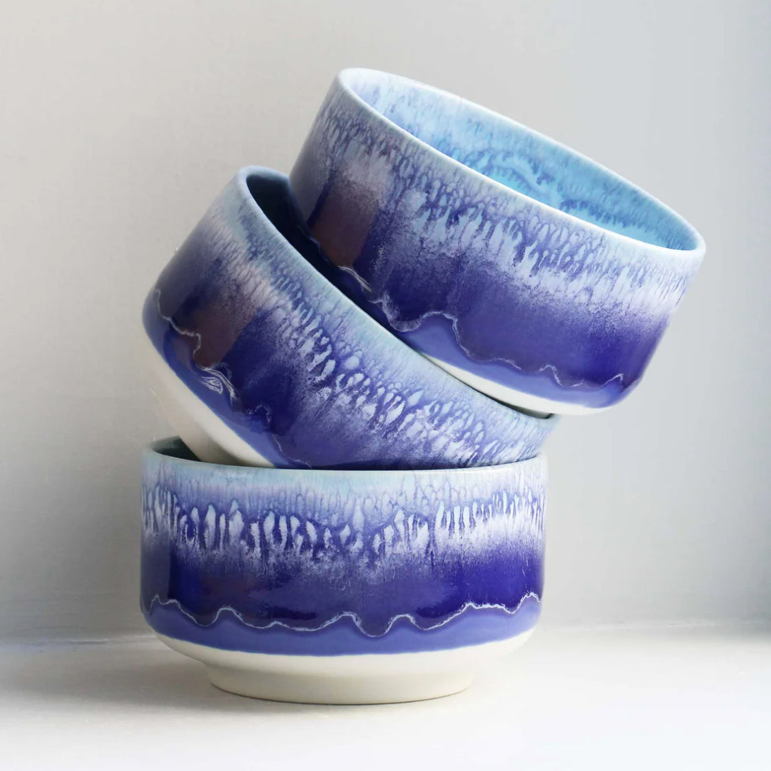 Munch Bowl Dolphin - By Studio Arhoj stor keramikkbolle med dyp blå og lys glasur og bred, stabil fot