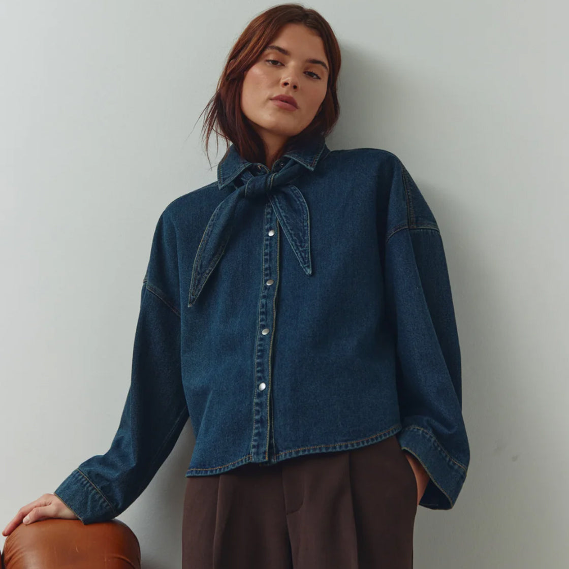 Skjorte Lirinna Vintage Blue Wash - By Noella i mørk denim med klassisk krage, lange ermer og halstørkle-detalj foran
