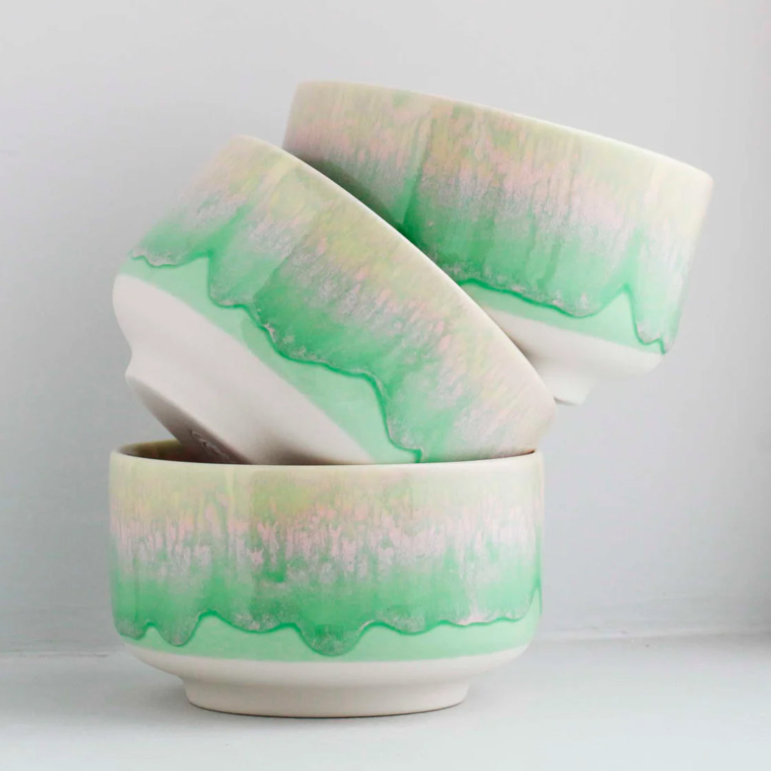 Munch Bowl Juicy Guava - By Studio Arhoj keramikkbolle med grønn og rosa glasur og bred, stødig fot i stort format