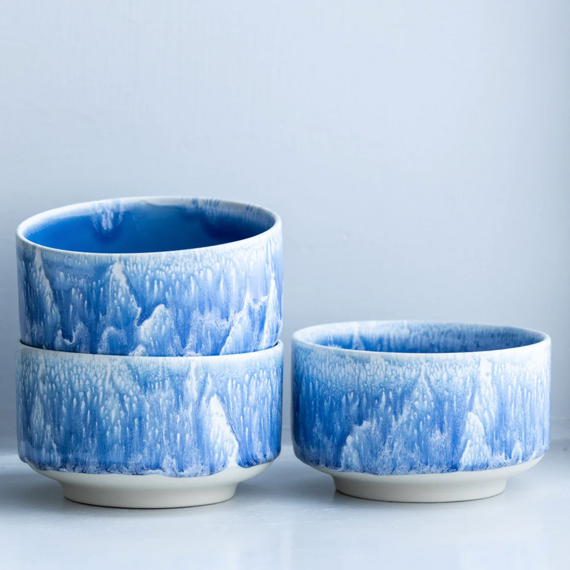 Munch Bowl Columbia - By Studio Arhoj keramikkbolle med blå glasur og bred, flat fot for stabilitet og funksjonell design