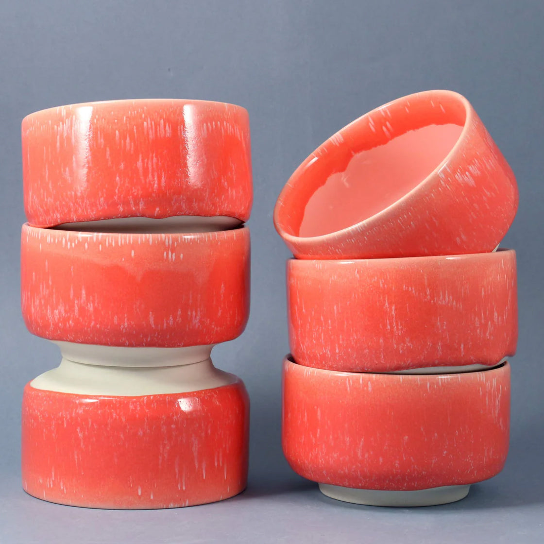 Munch Bowl Vermillion - By Studio Arhoj keramikkbolle i varm rød tone med bred og stødig fot i moderne design