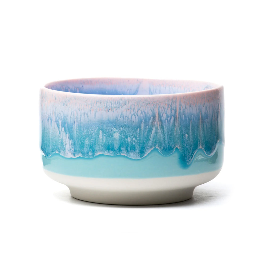 Munch Bowl Miami - By Studio Arhoj keramikkbolle med blå og rosa glasur og bred, flat fot for stabilitet