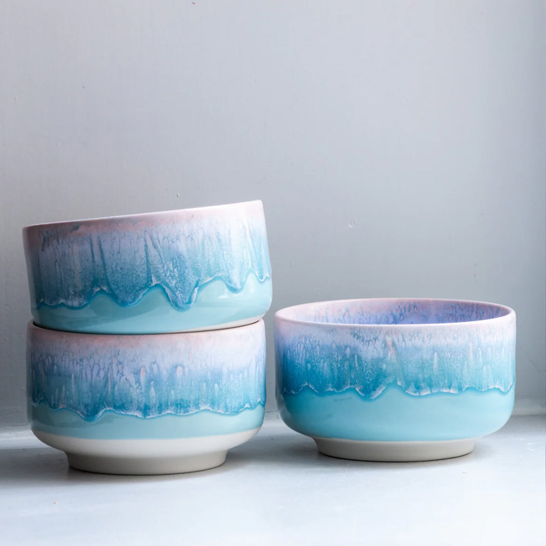 Munch Bowl Miami - By Studio Arhoj keramikkbolle i blå og rosa glasur med bred, stabil og flat fot