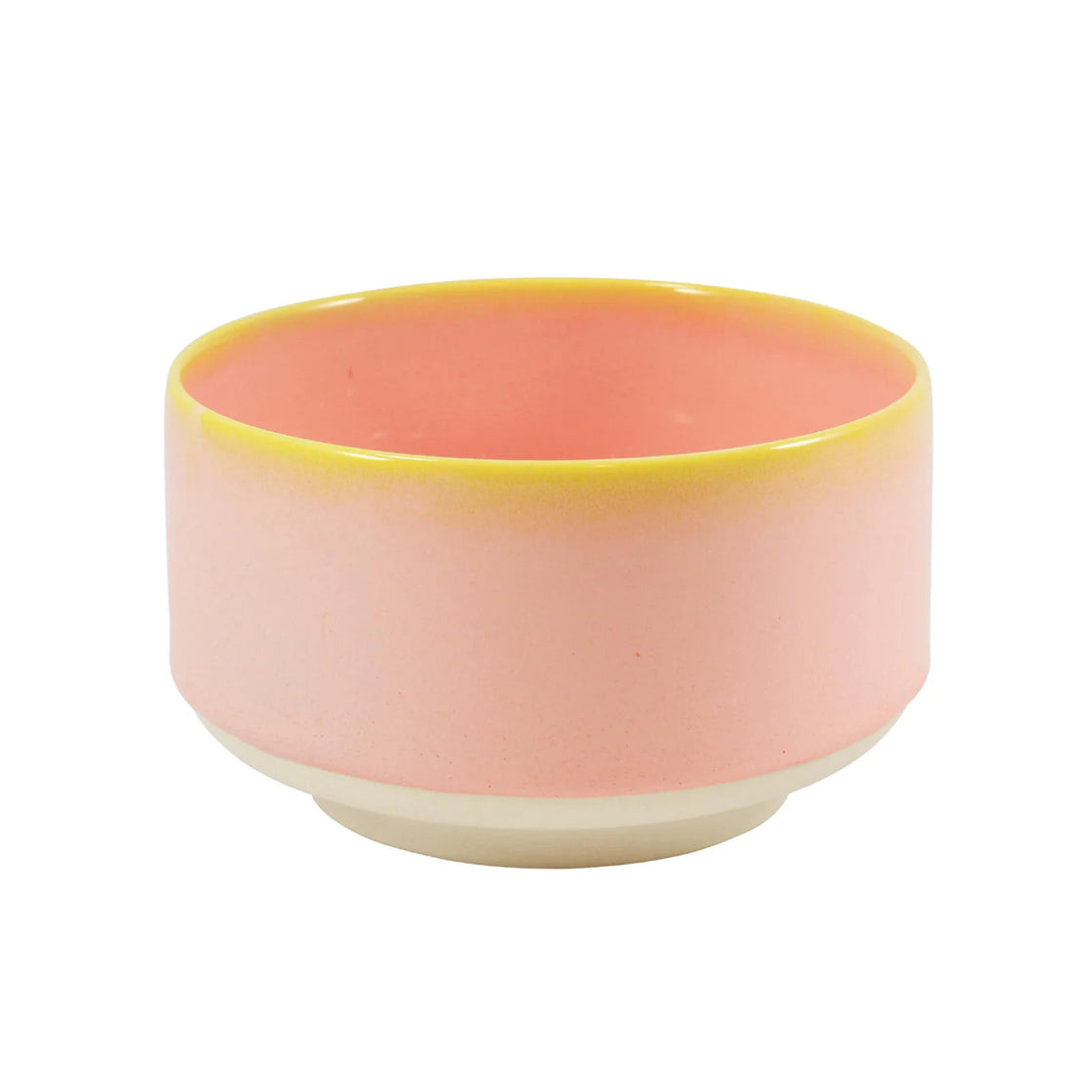 Munch Bowl Pink Grapefruit - By Studio Arhoj keramikkbolle i rosa med gul kant og bred, flat fot for stabilitet