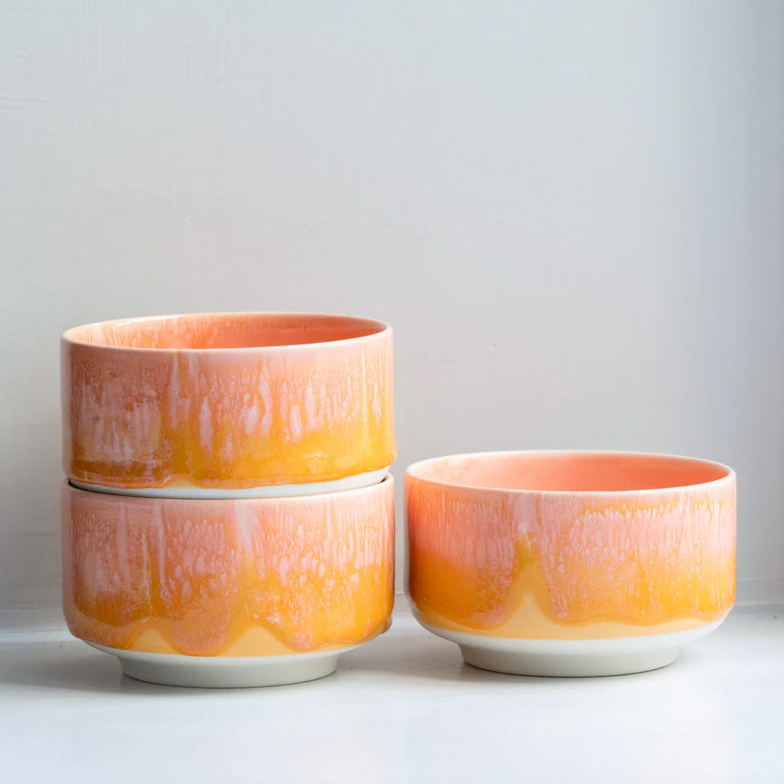 Munch Bowl Mandarin - By Studio Arhoj keramikkbolle i varm oransje og rosa glassur med bred, stabil fot