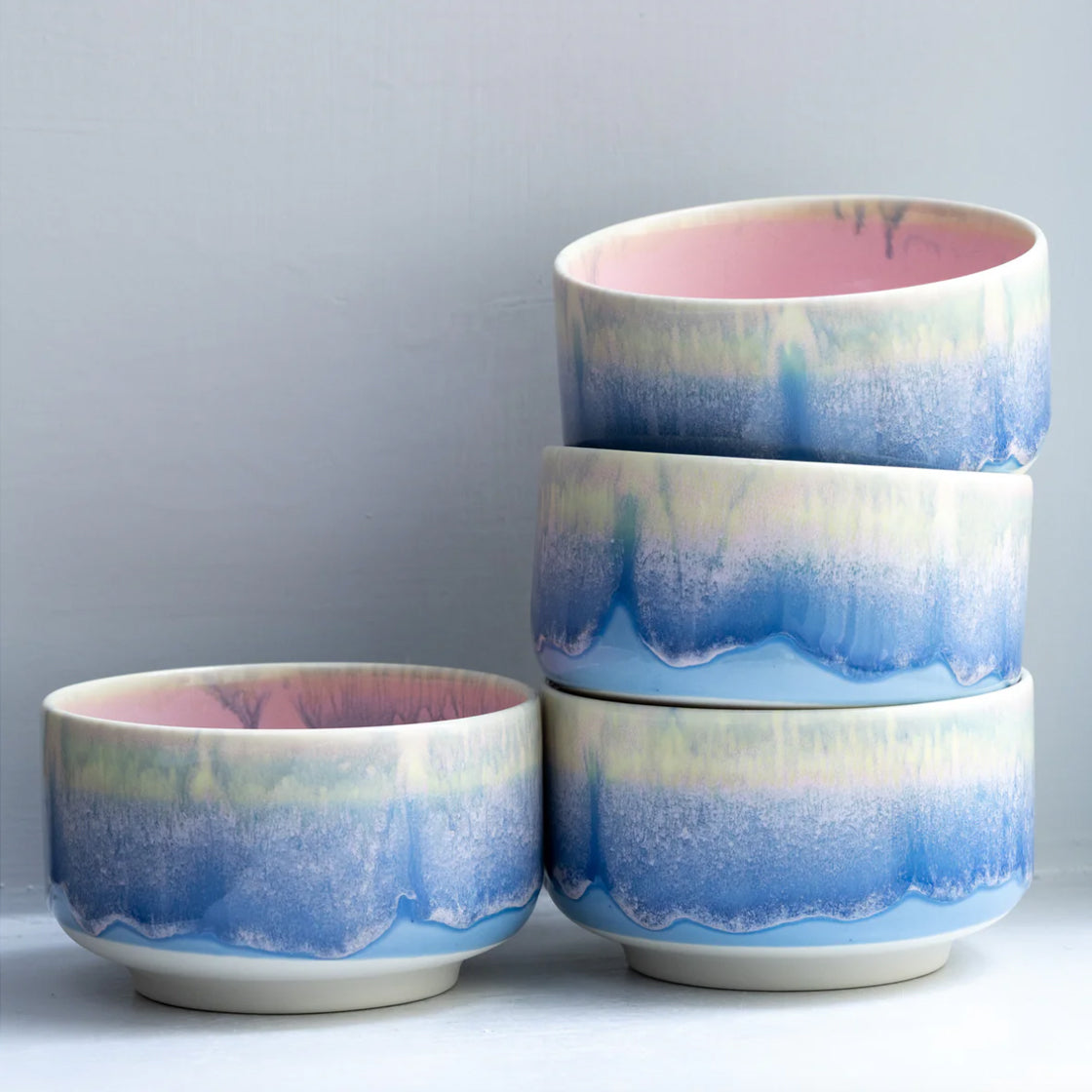 Munch Bowl Dreamboat - By Studio Arhoj keramikkbolle med blå og rosa glasur og bred, stødig fot