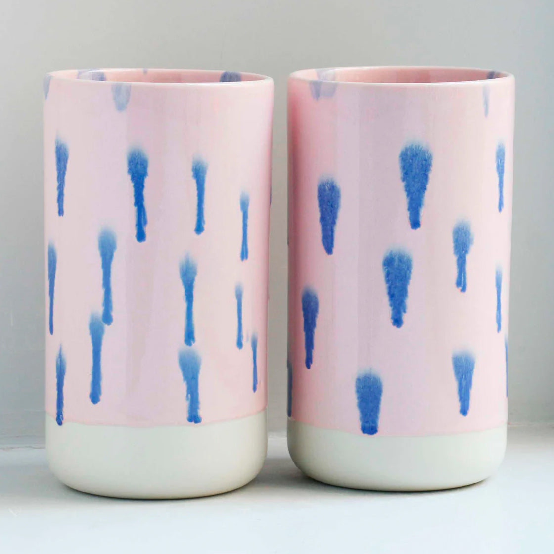 Stash Jar Highland Flora - By Studio Arhoj keramikkkrukke med rosa og blå glasur på hvit bunn i håndlaget design