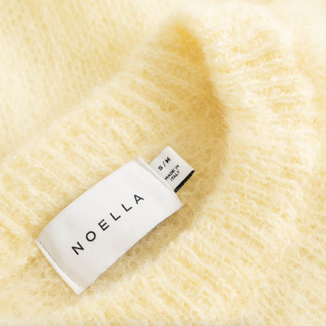 Genser Latora Light Yellow - By Noella i myk mohairblanding med varm lys gul farge og ullstruktur