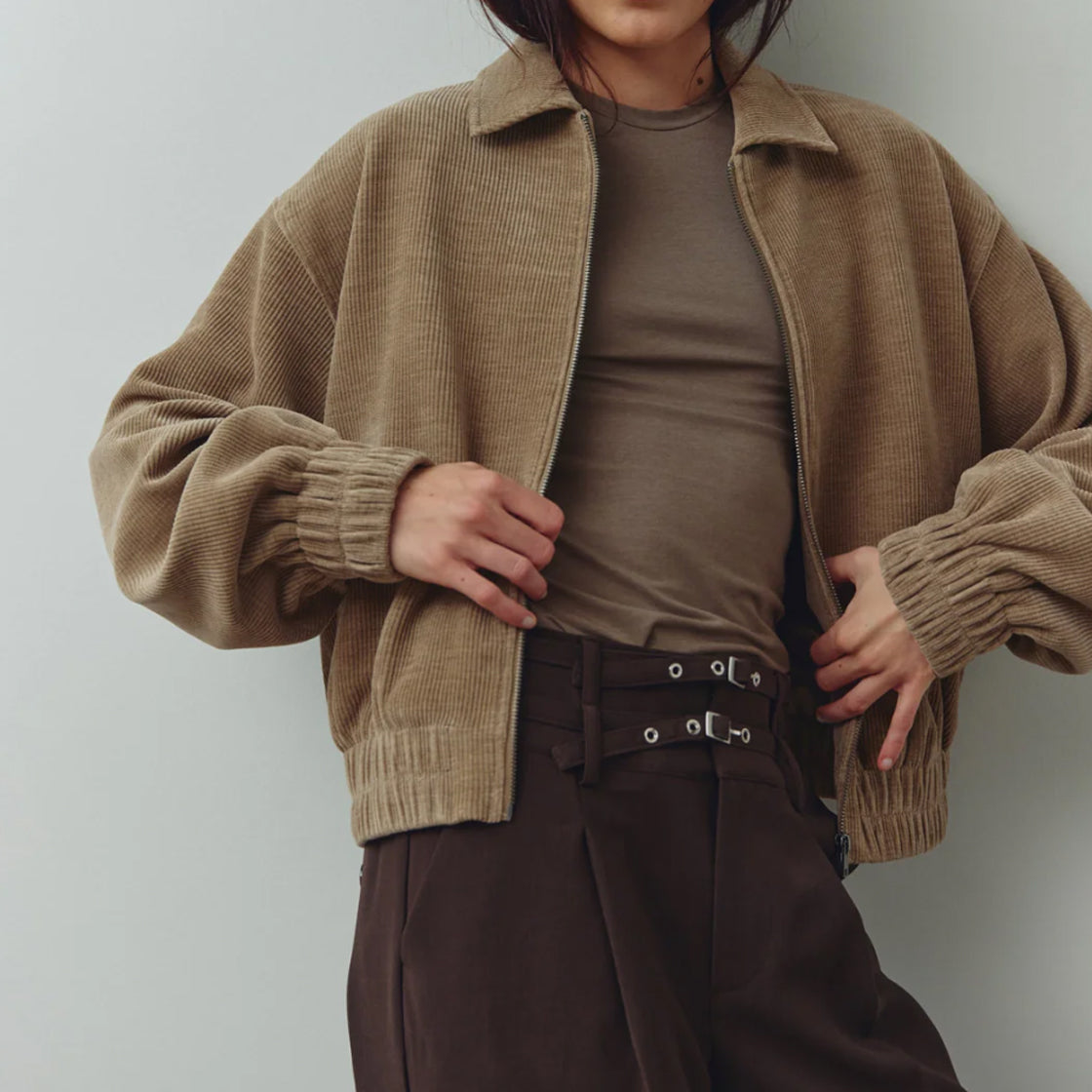 Jakke Keetrah Sand - By Noella kort fløyelsjakke med glidelås, klassisk krage og elastikk i midje og ermer