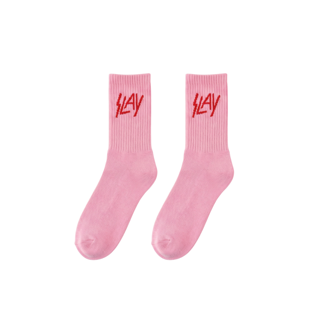 Slay Sokker - by Higren i myk rosa ribbestrikk med rødt SLAY-logo, perfekt til hverdagsbruk eller hjemme.