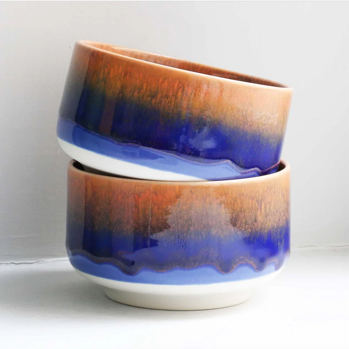 Munch Bowl Agathina - By Studio Arhoj keramikkbolle med unikt fargespill i varm oransje og dyp blå nyanse