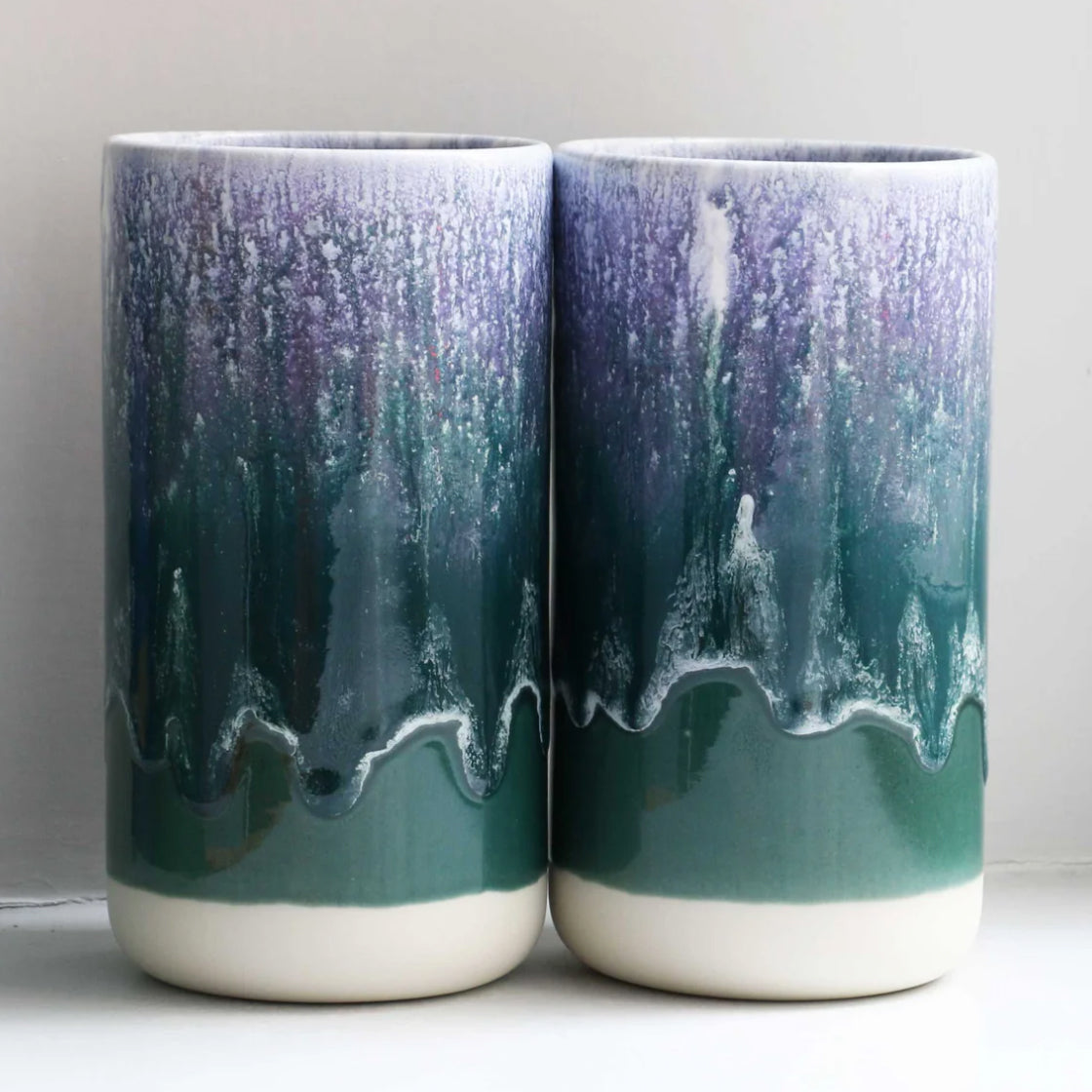 Stash Jar Thistle - By Studio Arhoj porselenskrukke med håndlaget glasur i grønt og fiolett med hvit base