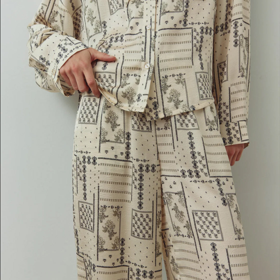 Bukser Kameron Dolly Ivory Print - By Noella med komfortabel vid passform og dekorativt mønster i kremhvitt stoff