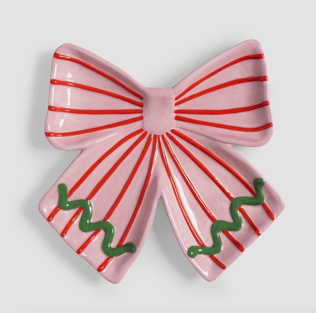 Fat Sløyfe Rosa - By &Klevering keramikkfat med håndmalt rosa sløyfe og røde og grønne detaljer på lys bakgrunn