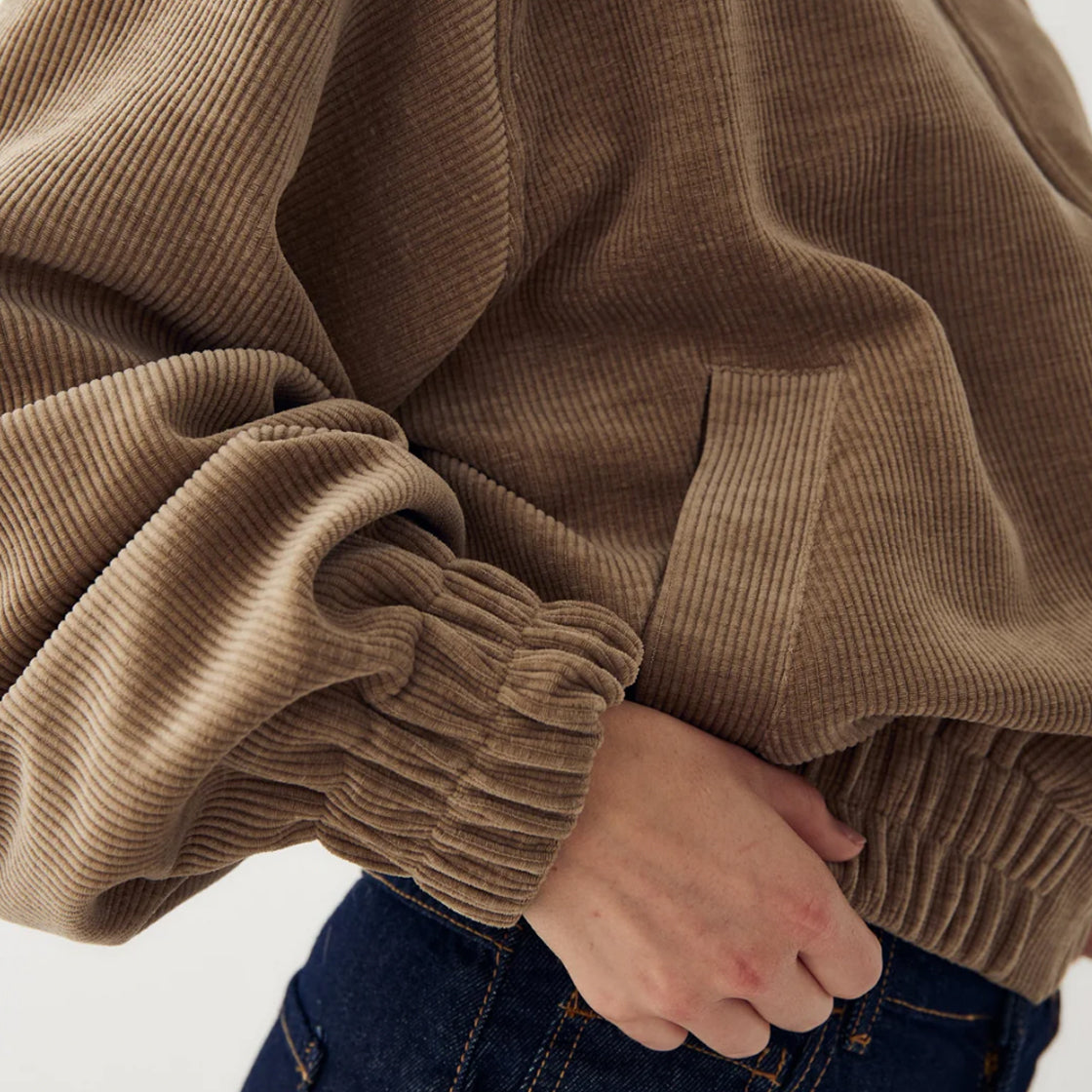 Jakke Keetrah Sand - By Noella kort fløyelsjakke med elastisk midje og ermer i varm sandfarge