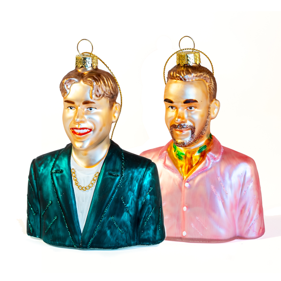 Harm & Hegseth julekuler fra HEIM Studio – håndmalte glassfigurer av duoen i festklær, levert som par i gaveesker.