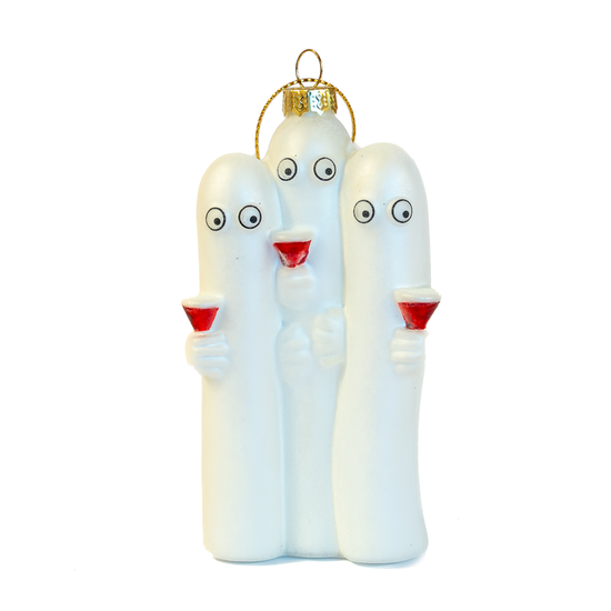 Hattifnattene julekule fra HEIM x Moomin – en trio med hvite håndmalte figurer i glass med røde cocktailglass, del av Moomin julekolleksjonen fra HEIM