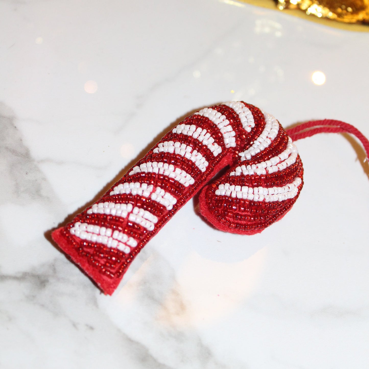 Julepynt Candy Cane Rød/Hvit - By ShiShi, dekorasjon formet som sukkertøy med perler i rødt og hvitt