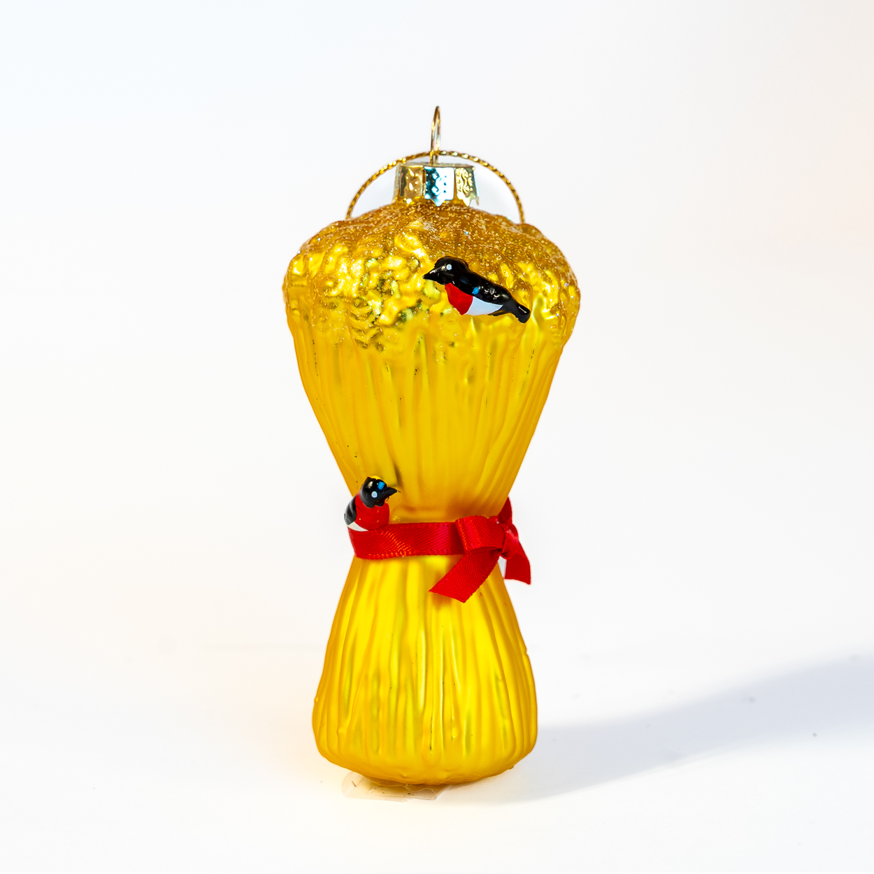 Julenek julekule fra HEIM Studio – håndmalt glassornament, 10 cm høyt, med rød sløyfe og små dompaper i kornbandet. Tradisjonell norsk julepynt.