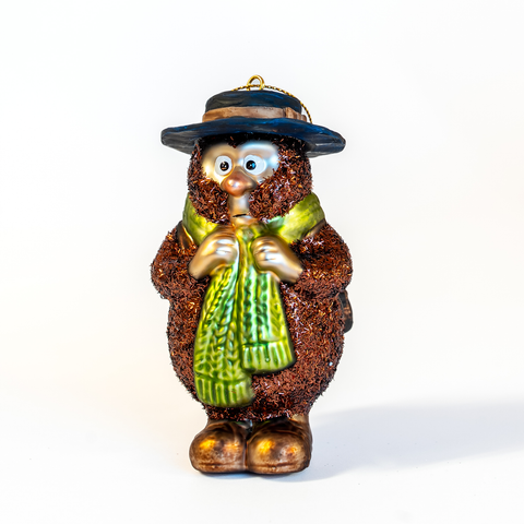 Ludvig julekule fra HEIM Studio – håndmalt glassfigur av det forsiktige pinnsvinet fra Flåklypa, med hatt og grønt skjerf.