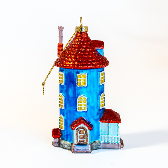Julekule av Mummihuset, glassblåst og håndmalt, blått hus med rødt tak og gule stemningsfulle vinduer.