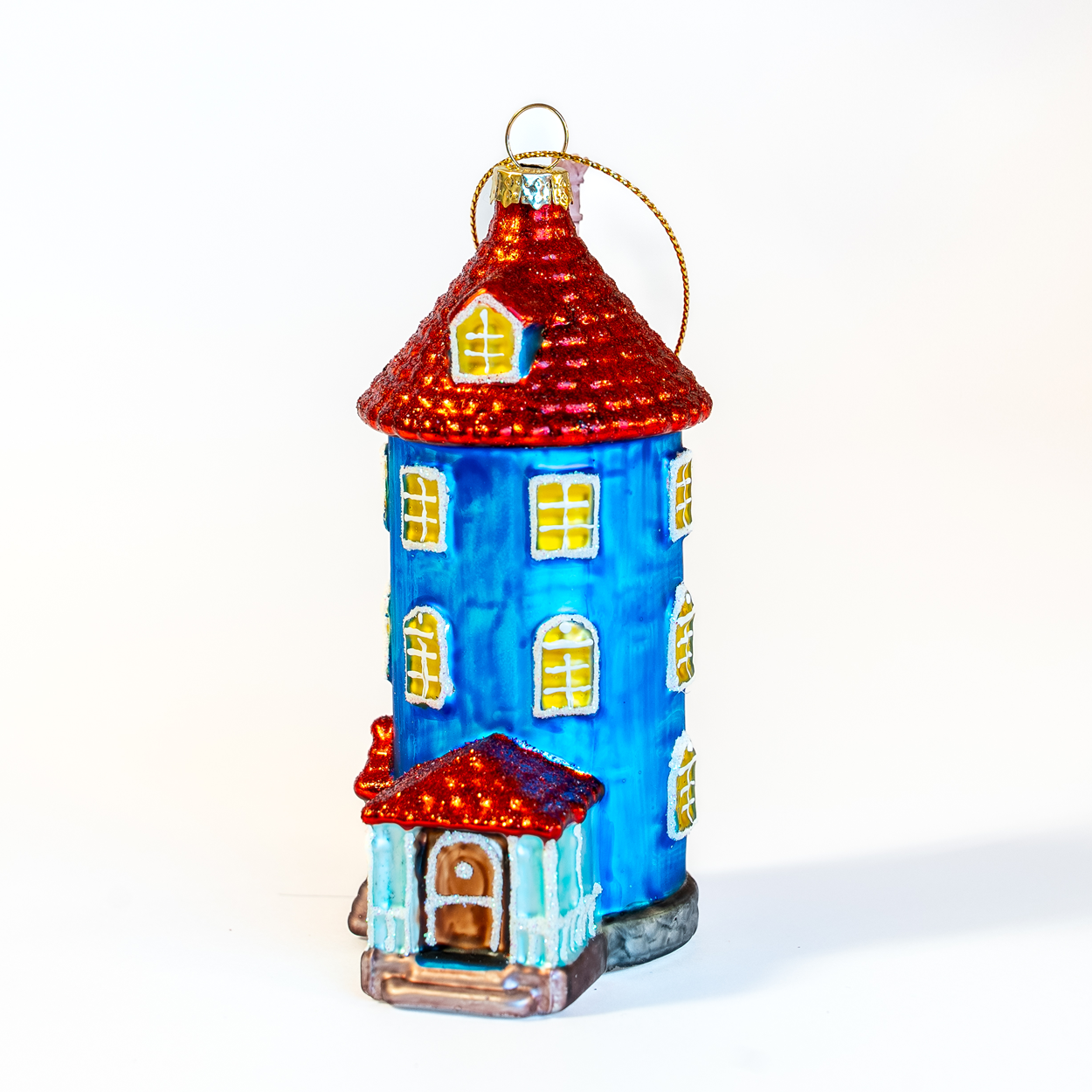 Julekule av Mummihuset, glassblåst og håndmalt, blått hus med rødt tak og gule stemningsfulle vinduer.