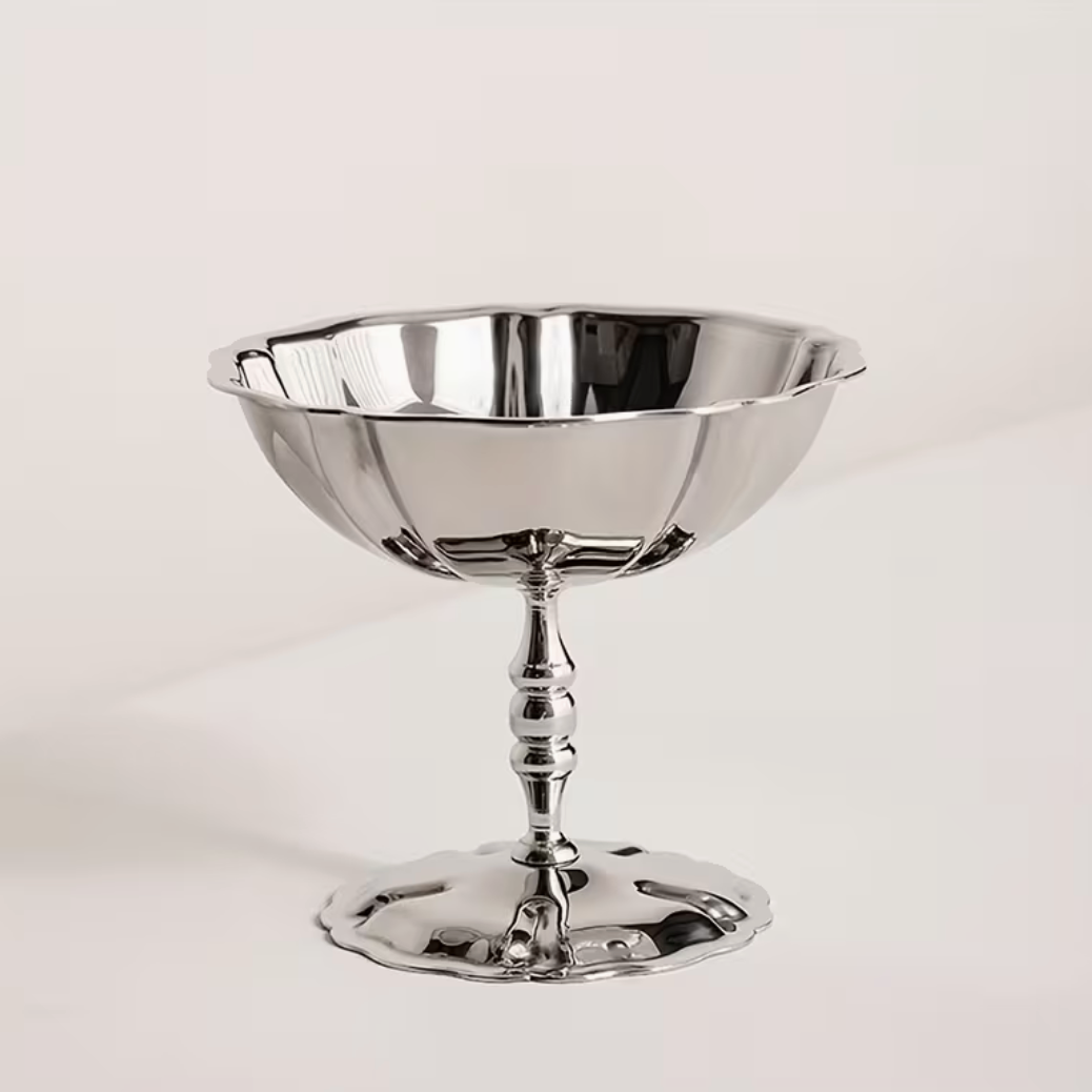 Dessert kopp - by Heim design i rustfritt stål med blank overflate og dekorativ fot for elegant servering av desserter eller drikke