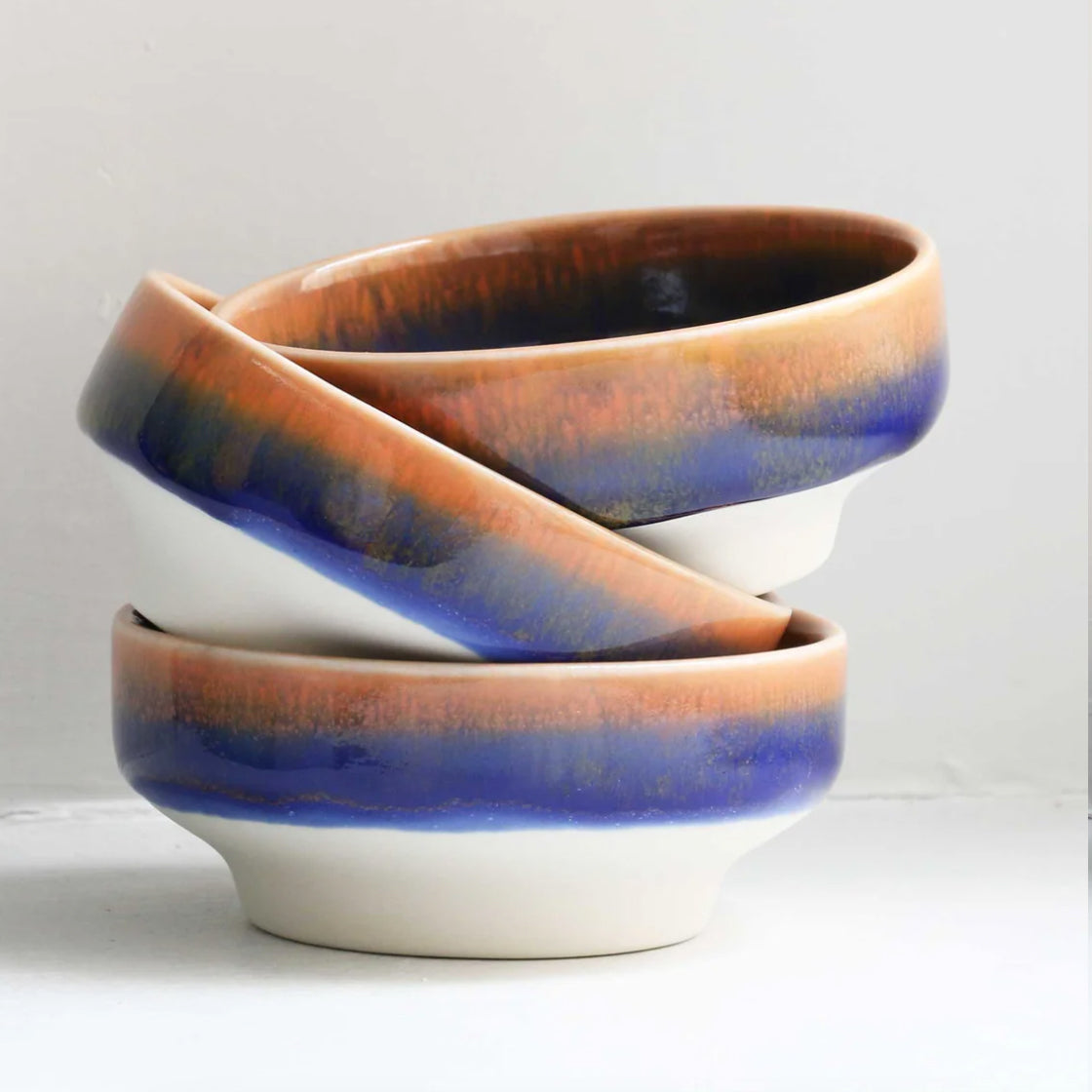 Dip Dish Agathina - By Studio Arhoj keramikk-skål med brent oransje og blå glasur på stabil, flat fot