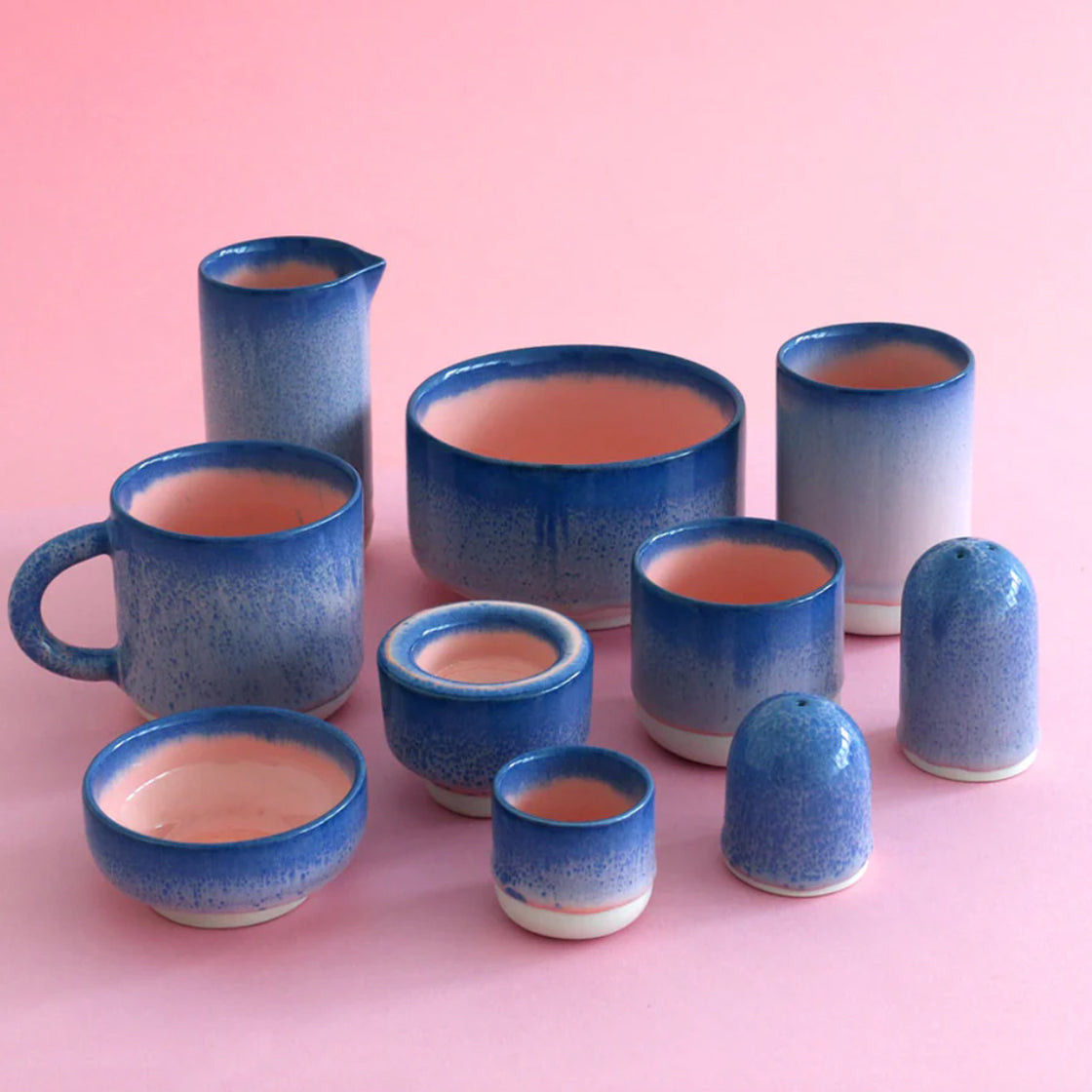 Dip Dish Banana Leaf - By Studio Arhoj keramikk-skål med blå og rosa glasur og stødig nederdel