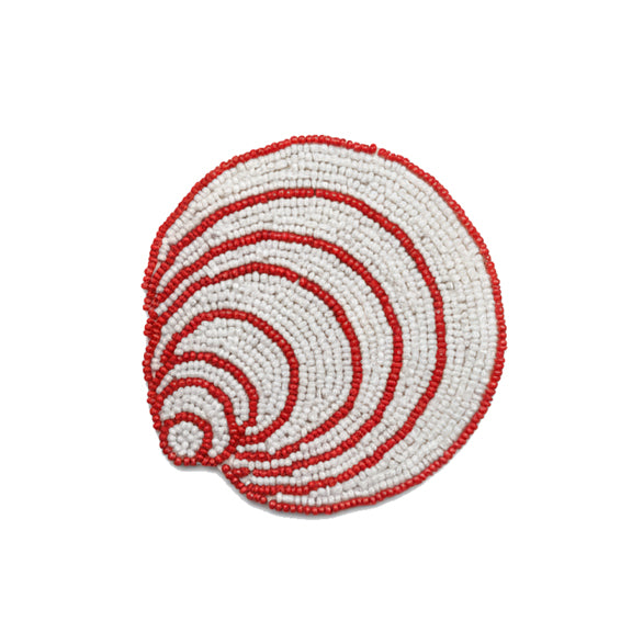 Drikkebrikker Skjell Rød/Hvit - By HEIM Studio med perlemønster i rød og hvit som dekorativt underlag