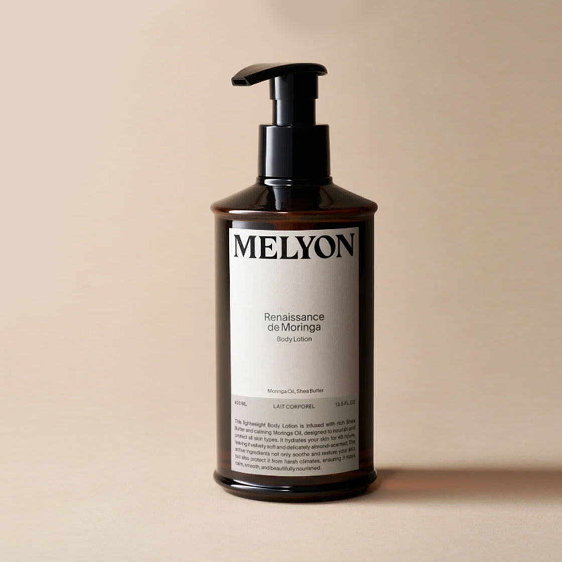 Brun pumpeflaske med hvit etikett for Body Lotion Renaissance De Moringa - By Melyon på beige bakgrunn