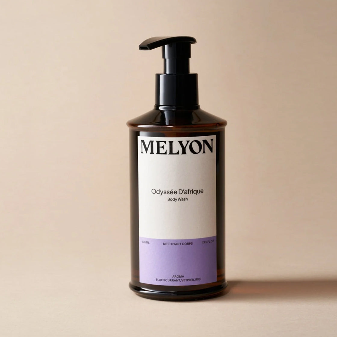 Brun pumpeflaske for Dusjsåpe Odyssée D´afrique  - By Melyon på lys beige bakgrunn