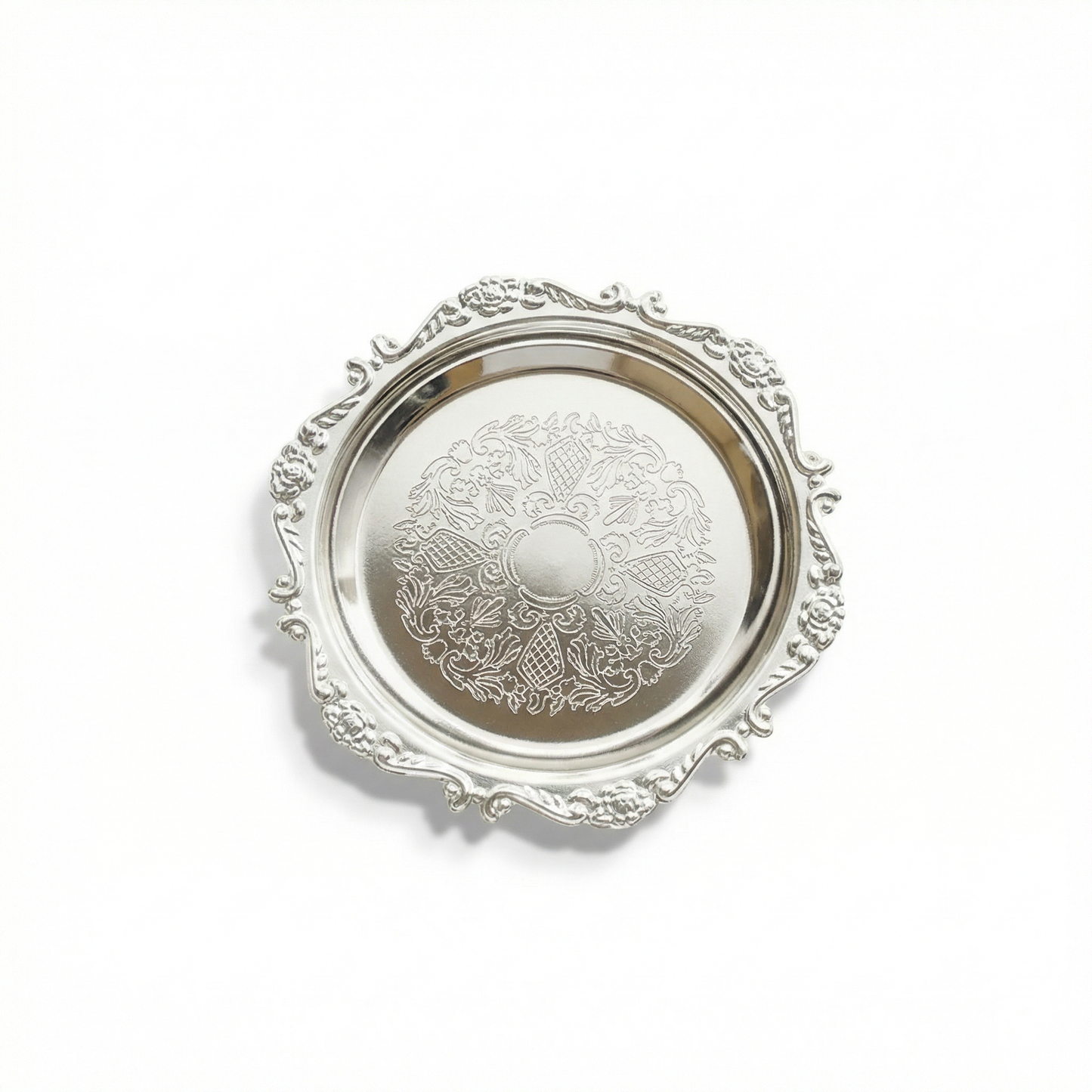 Dekorfat sølvplett - By Heim Design med dekorative detaljer og blank overflate, perfekt til småretter eller oppbevaring.