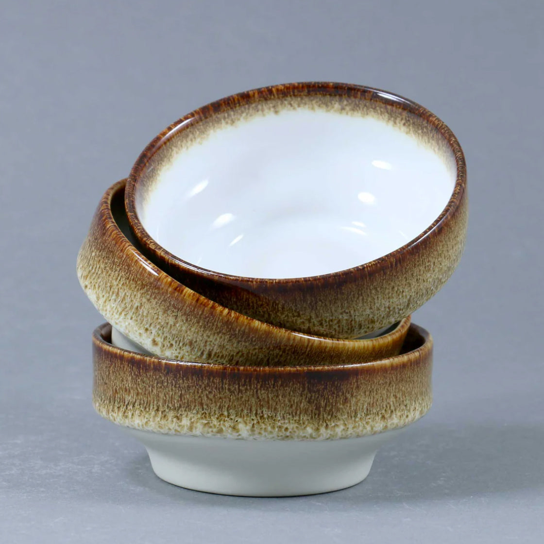 Dip Dish Chocolate Fizz - By Studio Arhoj keramikk-skål med brun tonet glasur og bred, stabil fot i tidløst design