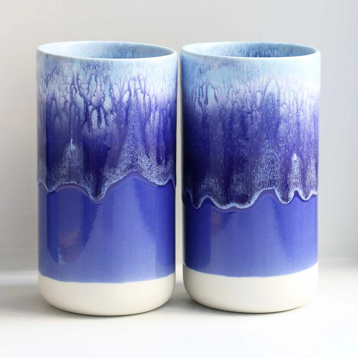 Stash Jar Dolphin - By Studio Arhoj i håndlaget porselen med blå glasur og dekorativ organisk form på nøytral bakgrunn