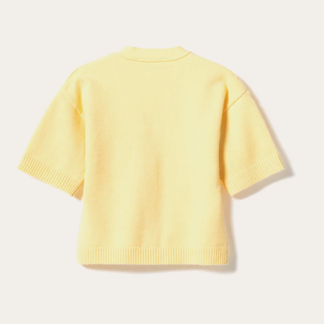 Cardigan N-Lenyx Butter Yellow - By Noella i lys gul med korte ermer og ribbestrikkede kanter sett bakfra